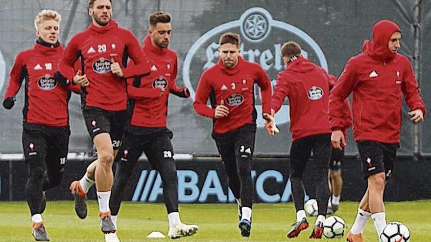 Los jugadores del Celta, durante el entrenamiento celebrado ayer en A Madroa. // José Lores