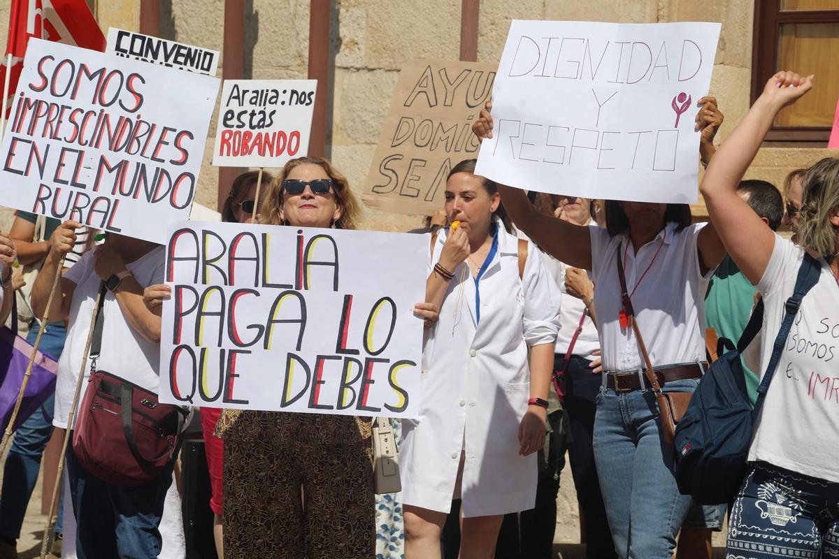 Trabajadoras de ayuda a domicilio de Zamora denuncian impagos de Aralia Trabajadoras de ayuda a domicilio de Zamora denuncian impagos de Aralia