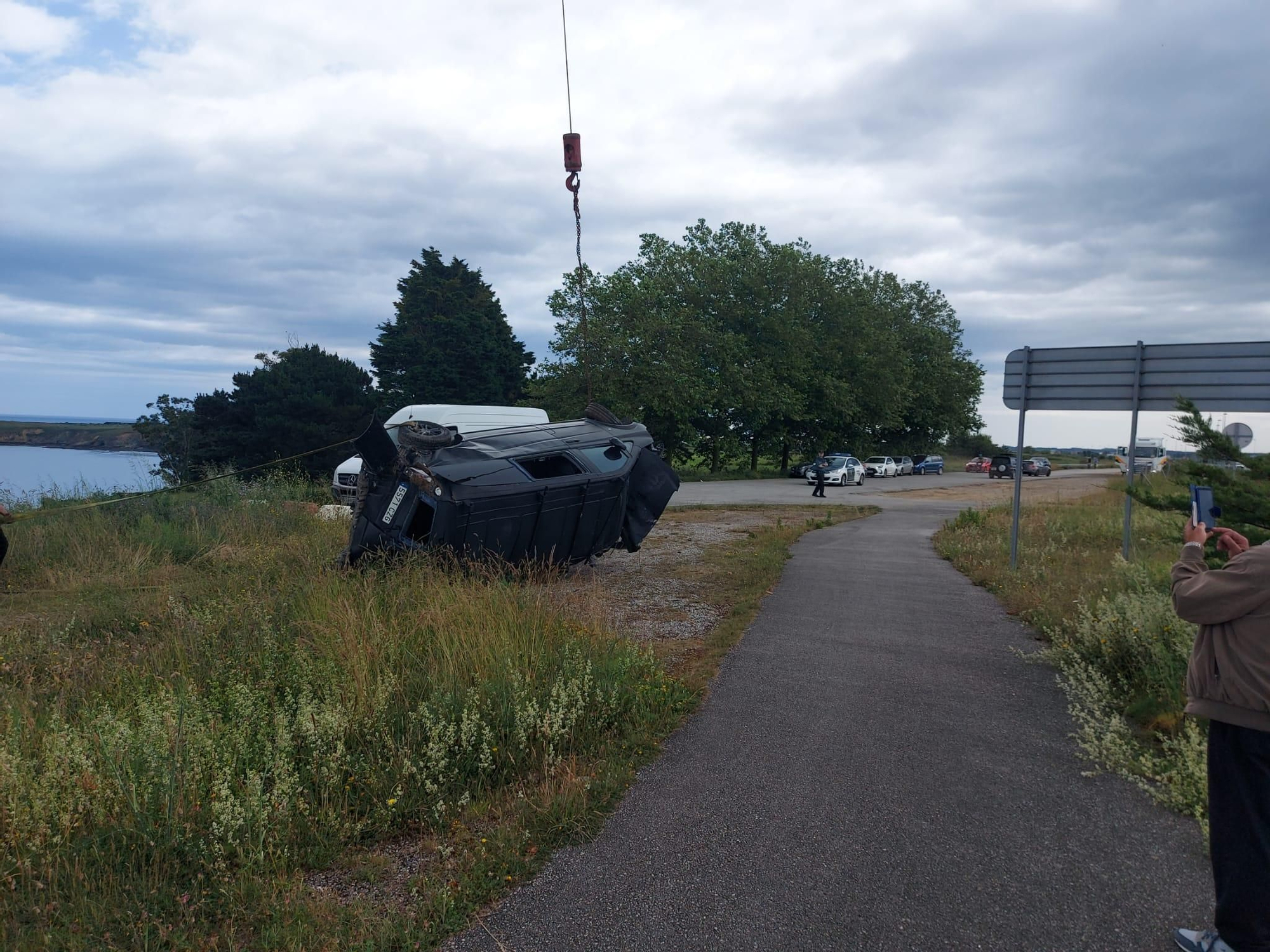 En imágenes: Así fue el rescate del coche que cayó a la ría del Eo por un despiste del conductor