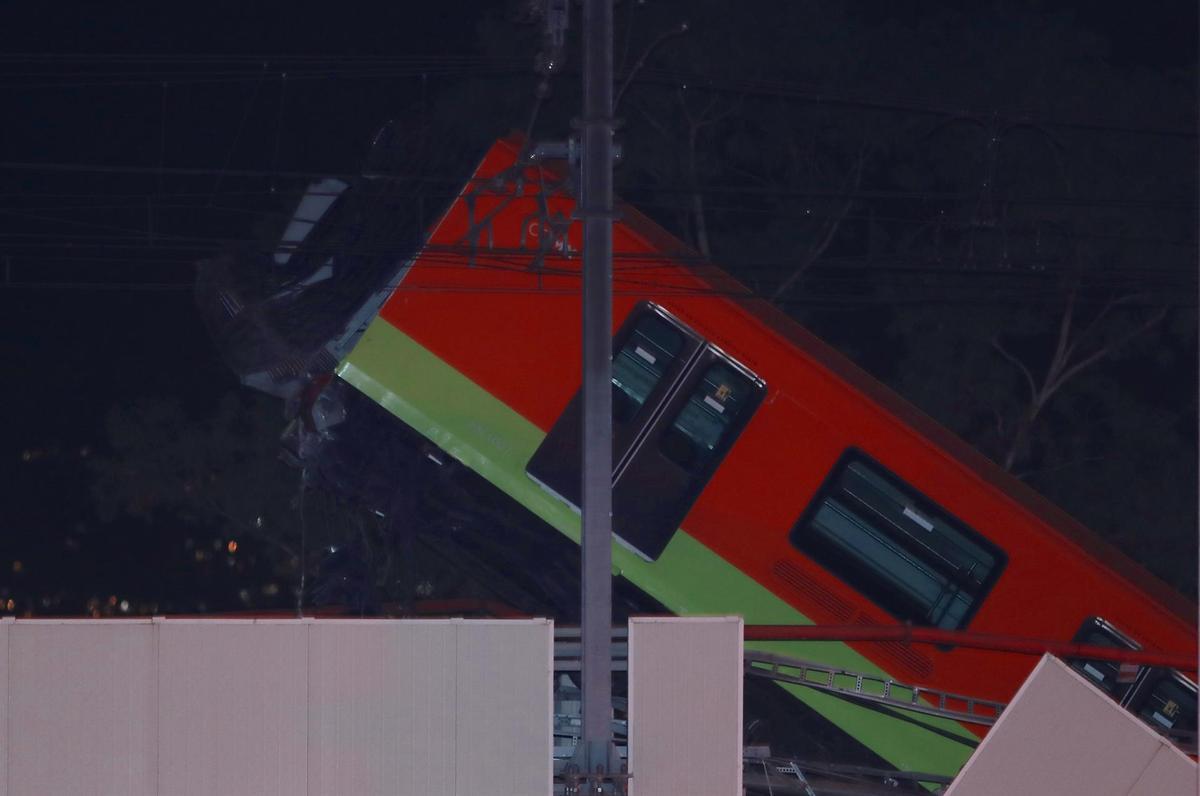 Vista general del colapso de unos vagones del metro esta noche, en la Ciudad de México.