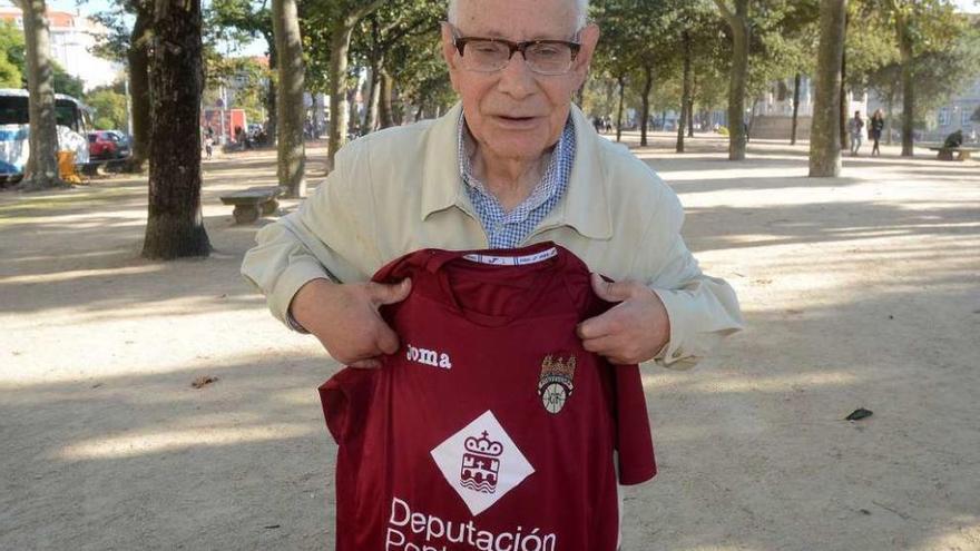 Severino Penelas, socio número 5, posa con la camiseta del Pontevedra. // Rafa Vázquez