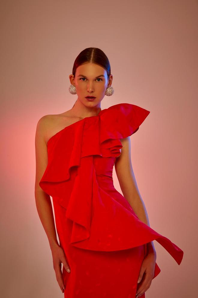 Vestido rojo con escote asimétrico y volantes de la colección primavera-verano 2023 de Dolores Promesas