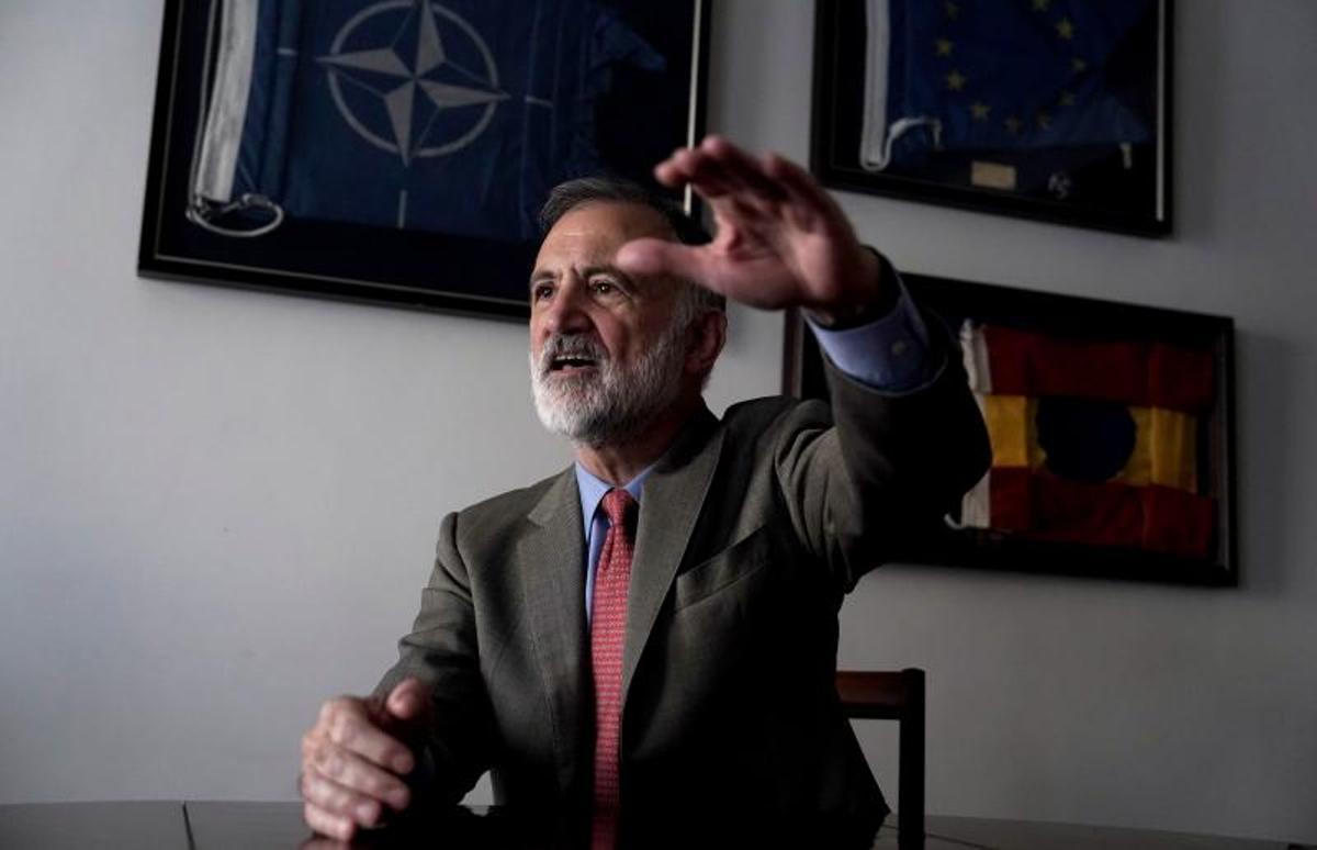 El almirante Juan Rodríguez Garat, junto a algunas de las banderas de buques que ha mandado.