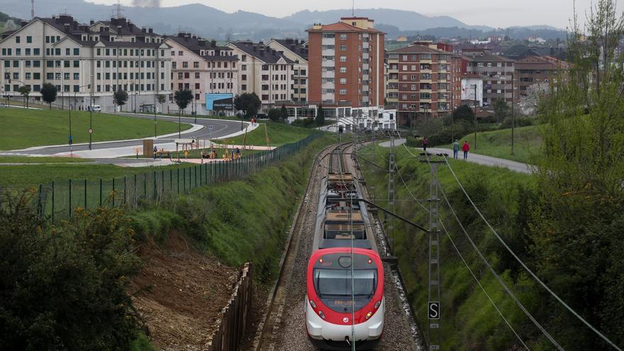 El tren de la línea entre Avilés y Oviedo, a su paso por Las Vegas.