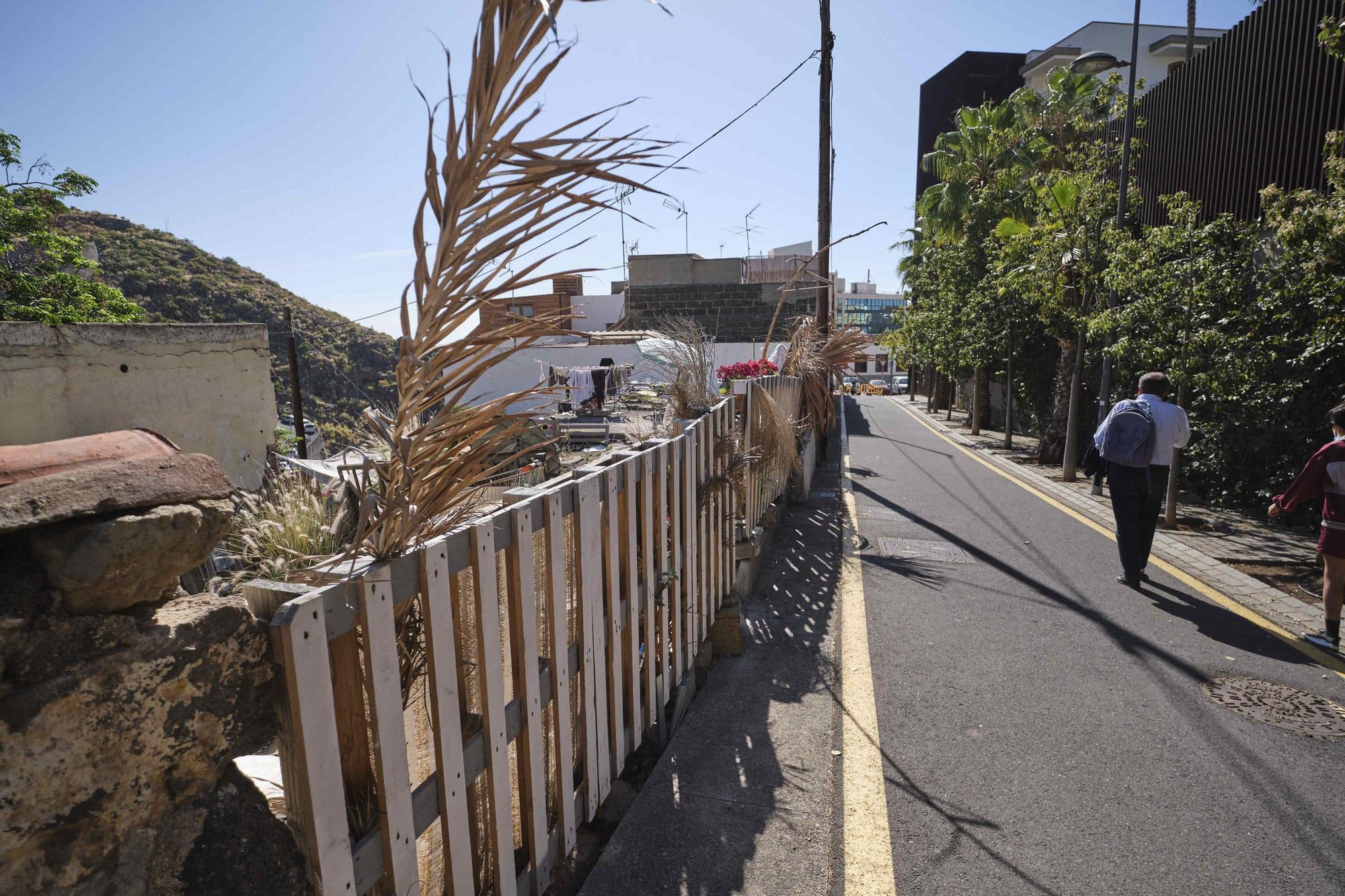 Estado de abandono del barranco que pasa por la trasera del barrio de Los Lavaderos