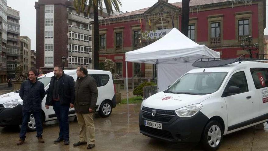 Los nuevos vehículos híbridos del Concello de Vilagarcía. // Noé Parga