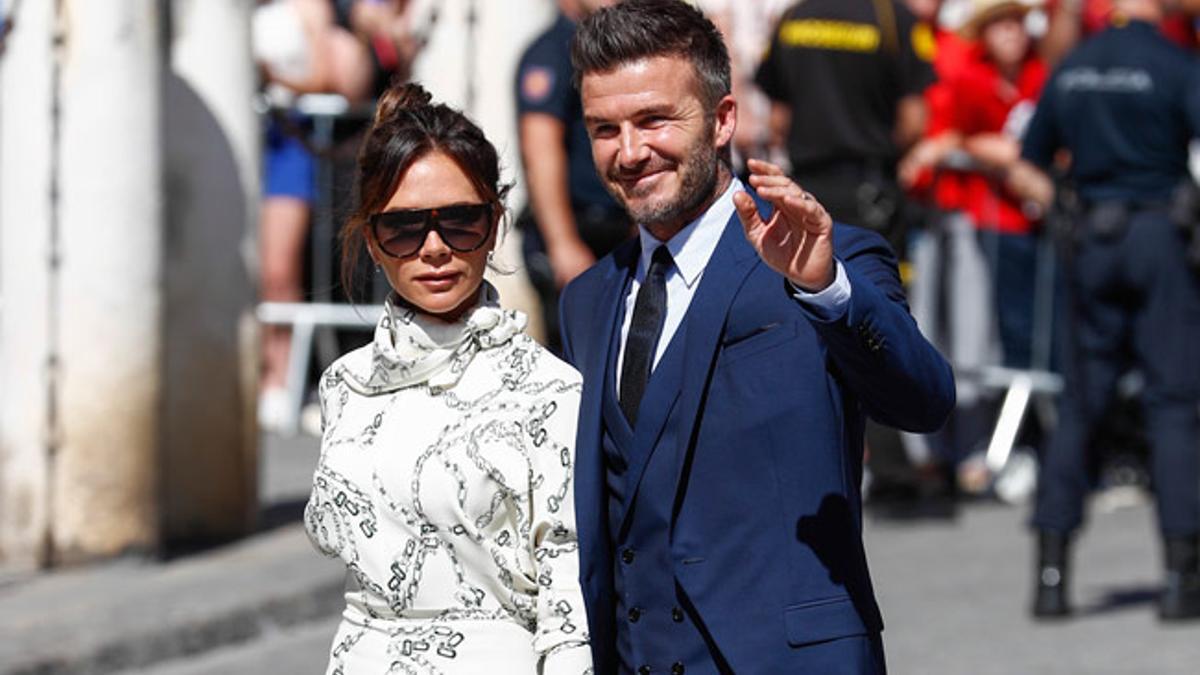 Victoria y David Beckham saludan a su llegada a la catedral de Sevilla
