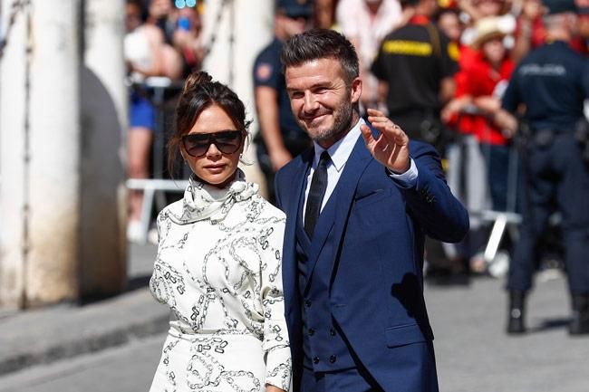 Victoria y David Beckham saludan a su llegada a la catedral de Sevilla