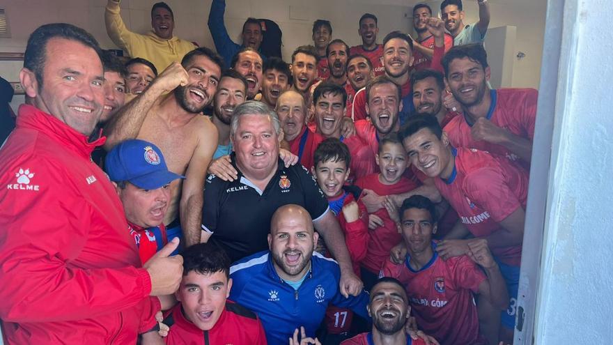La plantilla de la Deportiva Minera celebra la victoria en el vestuario. | PRENSA DEPORTIVA MINERA