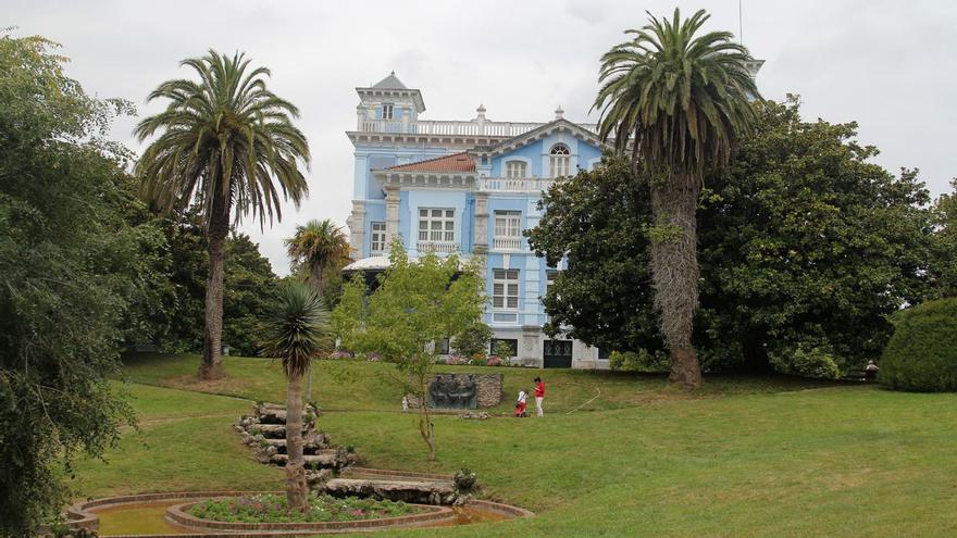 Jardines de la Quinta Guadalupe, al fondo, sede del Archivo de Indianos, en Colombres (Ribadedeva), en una imagen de archivo. | Ramón Díaz