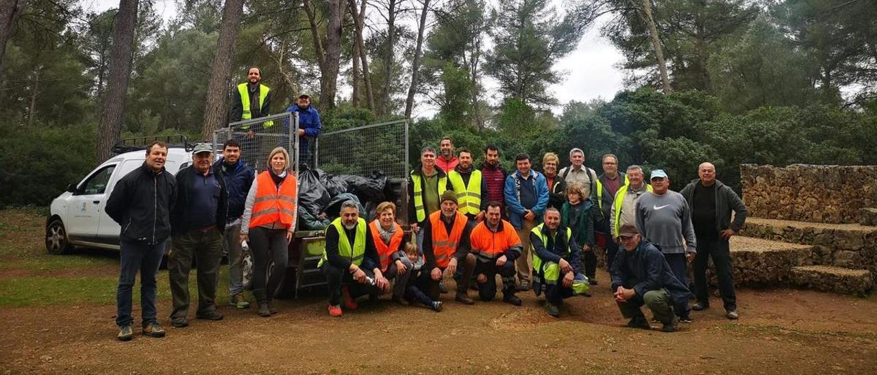 Los voluntarios y los cazadores recogieron más de 100 kilos de basura en la Comuna de Lloret.