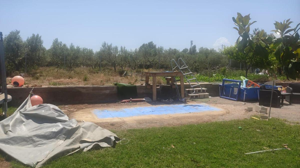 Así ha quedado la zona en la que estaba montada la piscina.