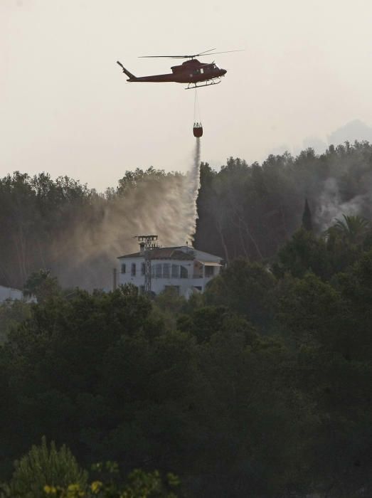 Medios aéreos trabajan en la extinción del incendio forestal en la zona de Villes del Vent, Benitatxell, una de las zonas donde anoche se desalojaron algunas casas.