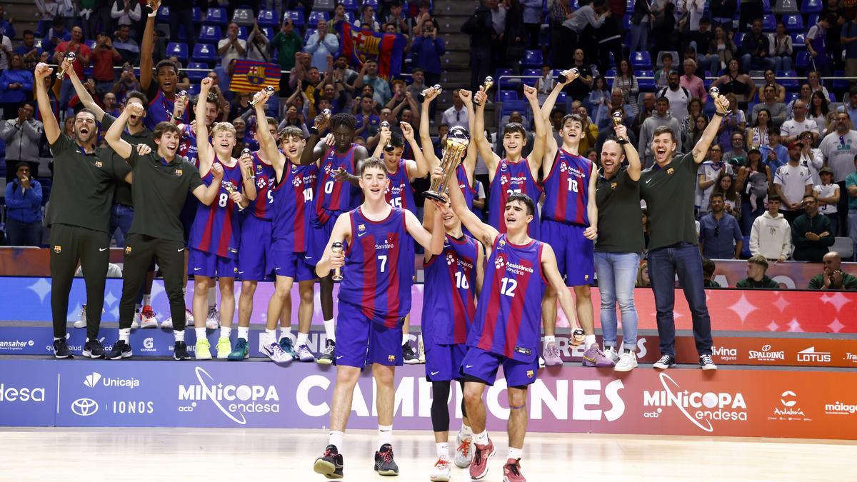 Els jugadors del Barça celebren el títol de campions de la Minicopa