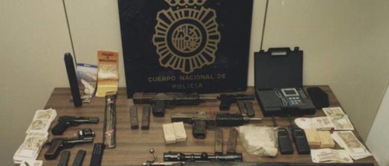 Las armas de las que la policía se incautó en el apartamento de los terroristas.