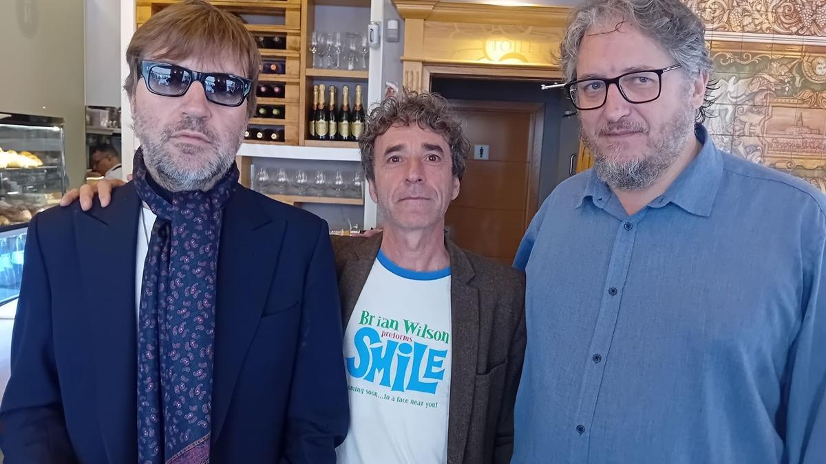 David González Romero y Fernando González Viñas, socios de la editorial El Paseíllo, junto al cineasta Albert Serra (a la izquierda).