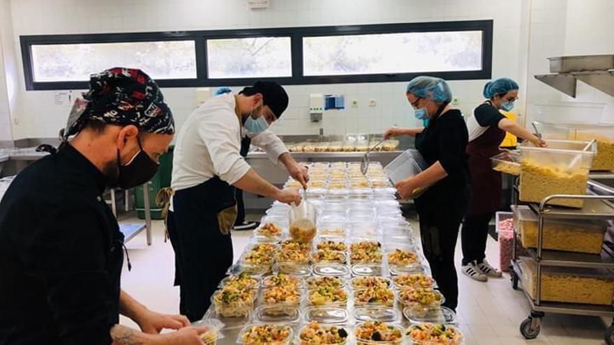 Cocineros preparando menús solidarios en el CDT de Alicante en una imagen de archivo