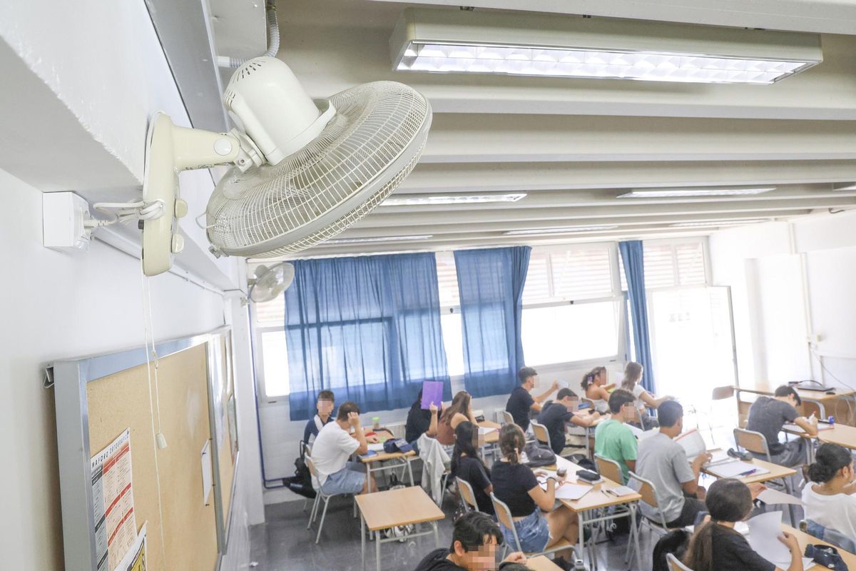 Ventiladores instalados en un instituto de Alicante para combatir el extremo calor en las aulas