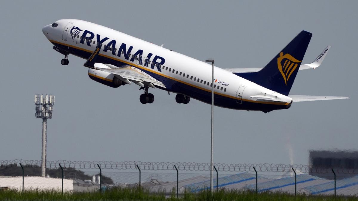 Archivo - Un avión de la compañía irlandesa Ryanair.