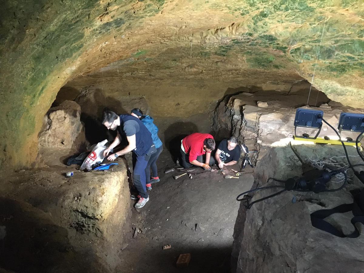 Una excavación reciente en la cueva de Los Azules.
