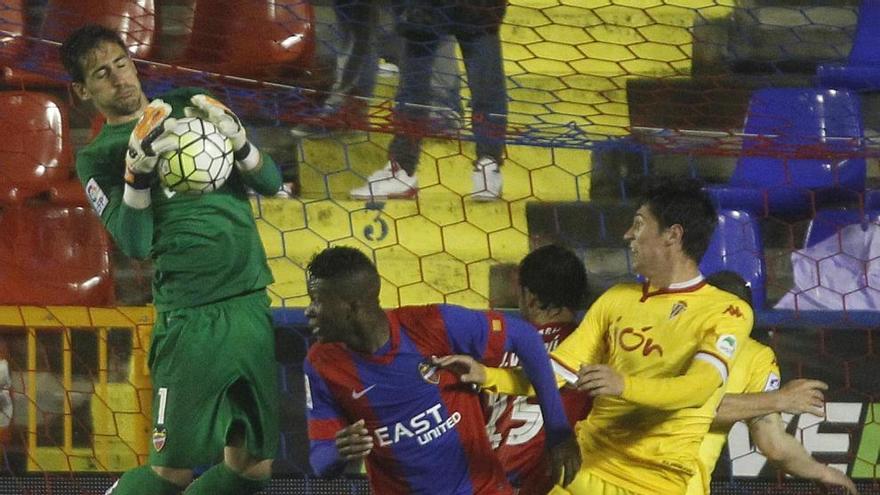 Mariño atrapa un balón en un partido de la pasada temporada contra el Sporting.
