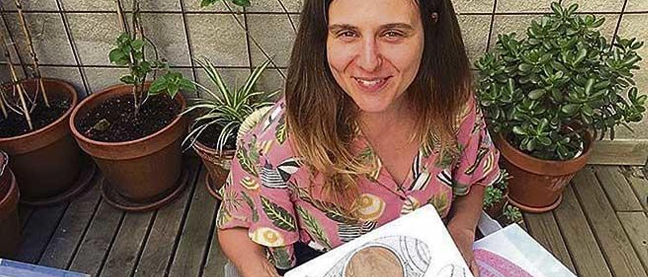 La diseñadora e ilustradora Aina Bestard sostiene su álbum ´Qué se esconde dentro del cuerpo humano´.