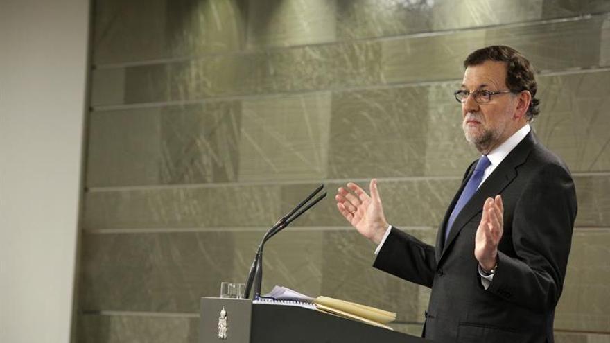 Rajoy sobre eventuales pactos: &quot;De momento hay que pactar con la gente&quot;