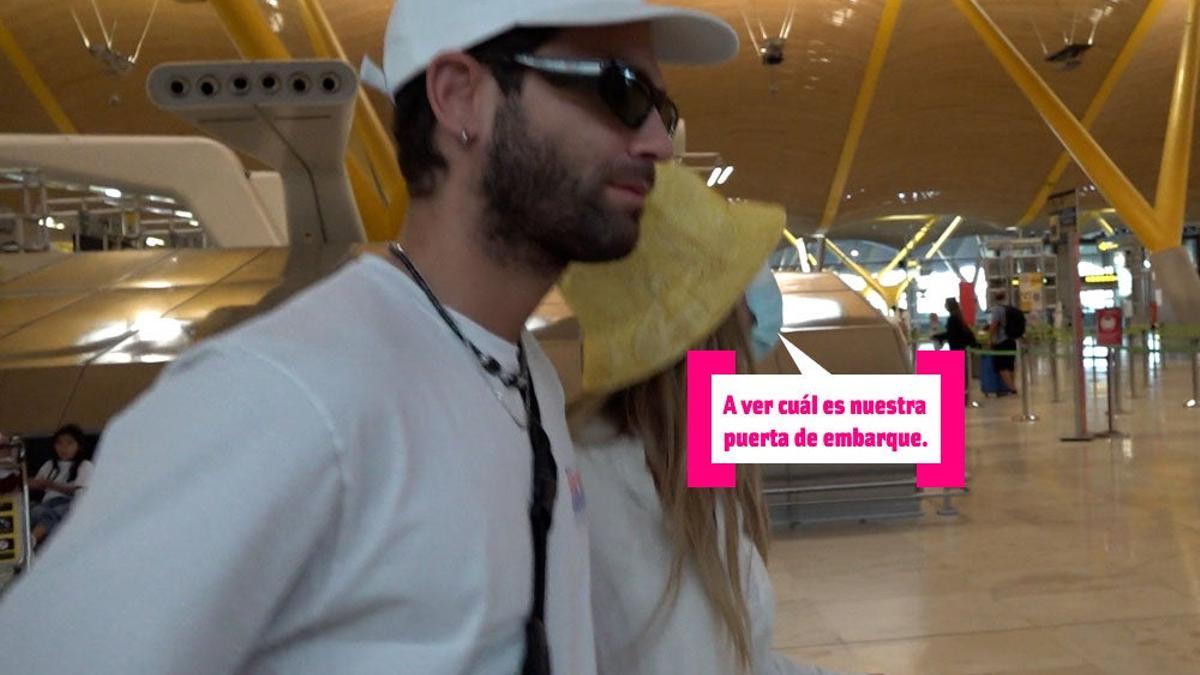 Ester Expósito y Nico en plan 'Furtado', en el aeropuerto desmintiendo crisis