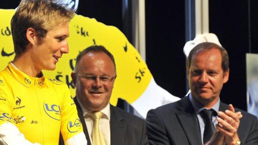 Andy Schleck recibe el maillot amarillo de campeón del Tour de Francia de 2010.