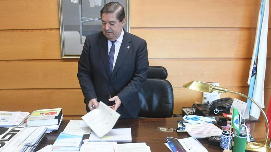 Julio Abalde ordena el escritorio en su despacho del Rectorado. | // CARLOS PARDELLAS