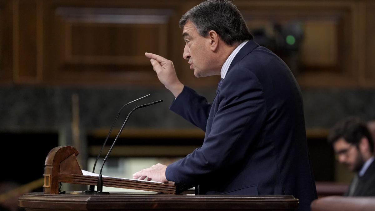 Aitor Estaban en la tribuna replicando el discurso de Ramón Tamames.