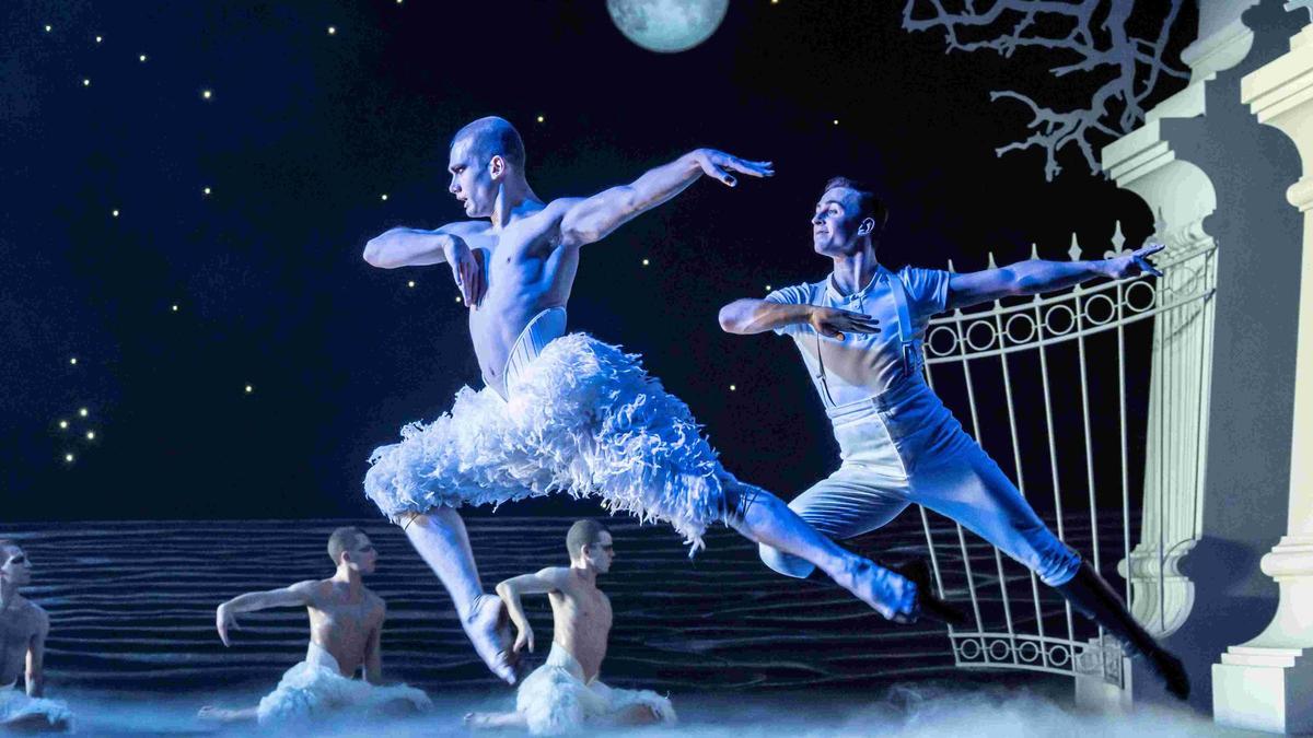 Jackson Fisch (el cisne) y Stephen Murray (el Príncipe), en la versión del coreógrafo Matthew Bourne de 'El lago de los cisnes'.