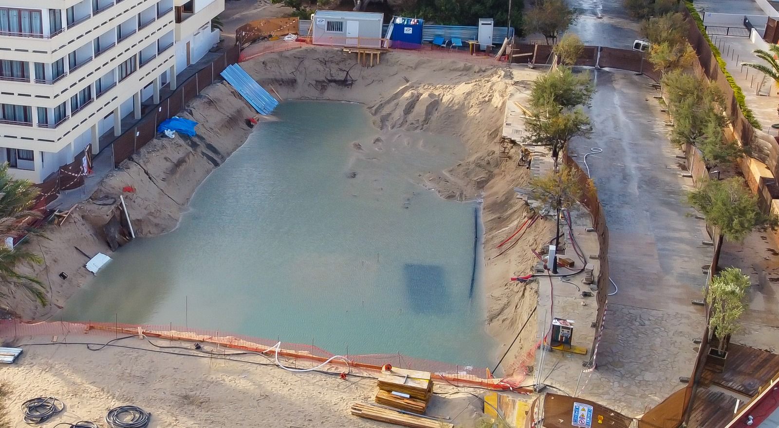 La lluvia inunda el terreno de las obras de los apartamentos de lujo en Formentera