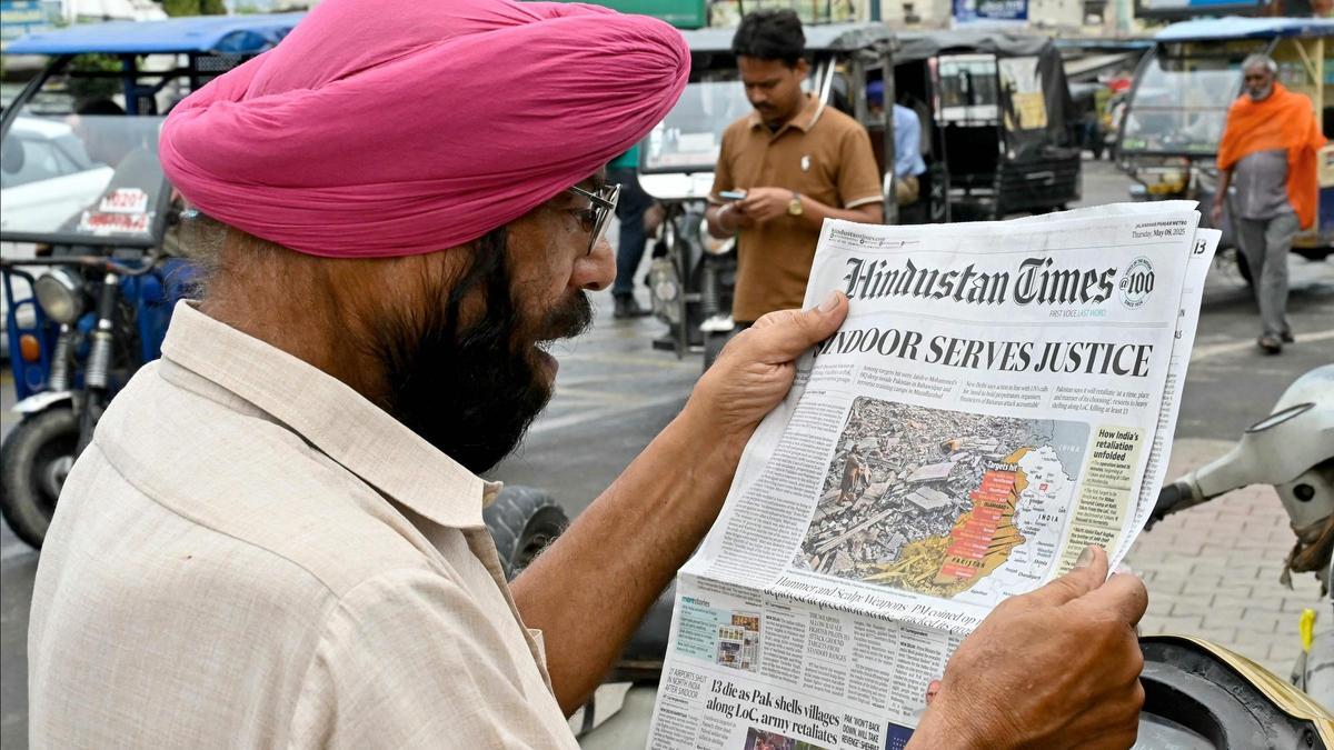 Un hombre lee un periódico con un artículo en portada sobre el conflicto entre India y Pakistán en Amritsar, el 8 de mayo de 2025, un día después de que India lanzara ataques contra Pakistán