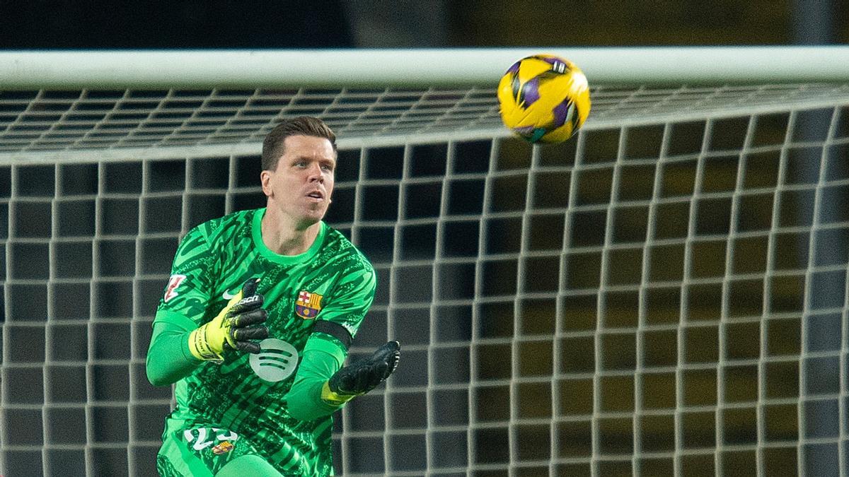 Szczesny se dispone a atrapar el balón durante el Barça-Osasuna en Montjuïc.