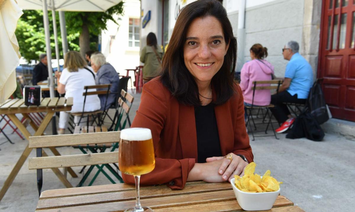 Inés Rey, con una caña y unas patatas fritas en un terraza en Puerta de Aires.   | // VÍCTOR ECHAVE