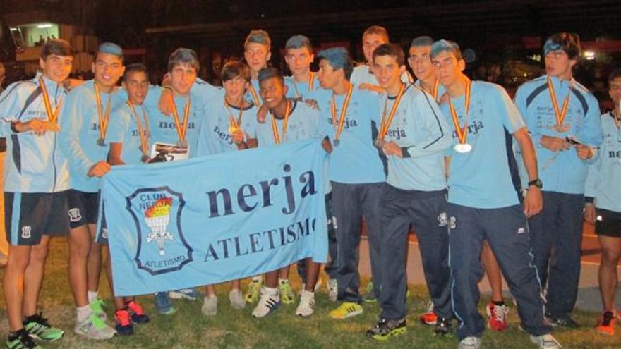 El equipo masculino y femenino cadete del Cueva de Nerja-UMA.