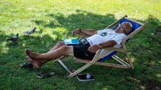 Glòries: tumbonas a 50 grados al sol y toboganes a 46