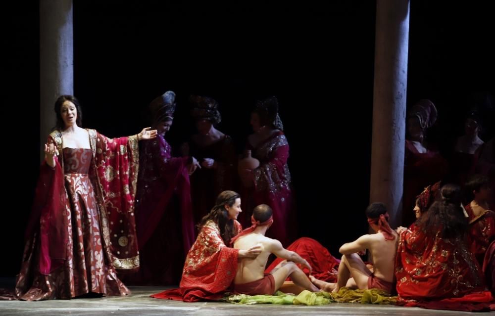 Ensayos de la ópera 'La Favorita' en el Teatro Cervantes.