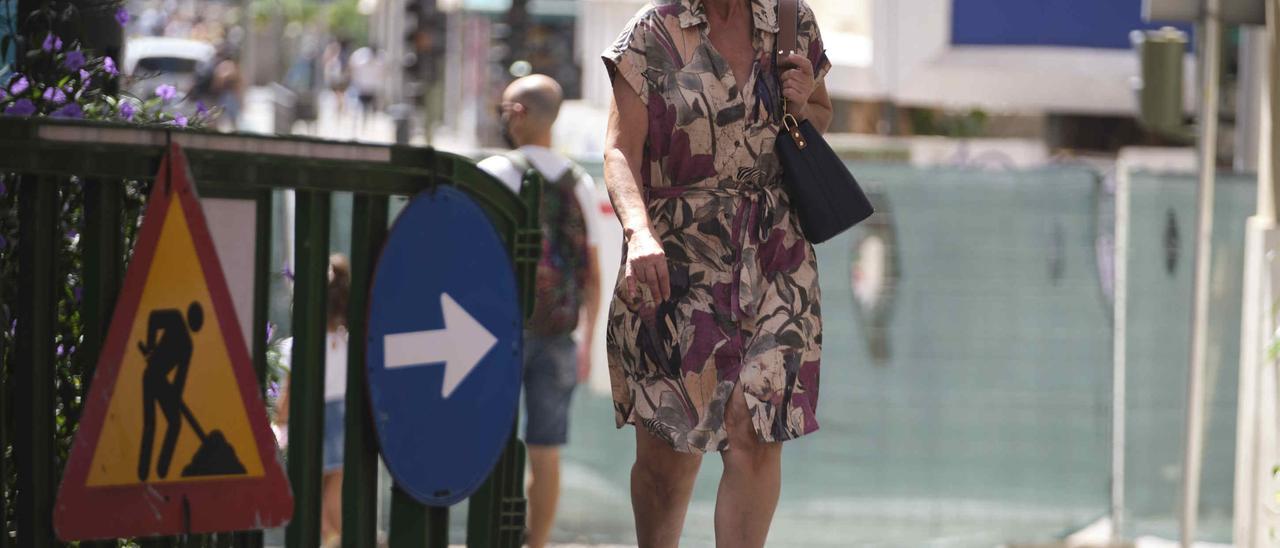 Una señora con mascarilla pasea por Santa Cruz de Tenerife