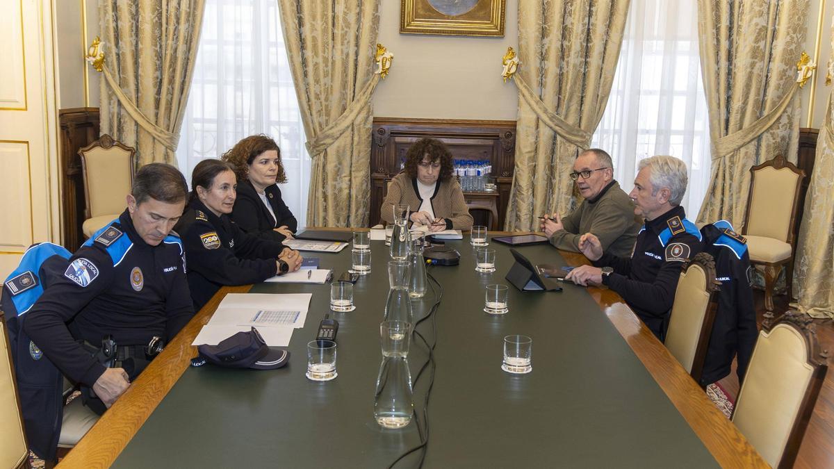 Francisco García, Nuria Palacios, María Rivas, Goretti Sanmartín, Xan Duro y José Ramón Silva en la reunión en Raxoi