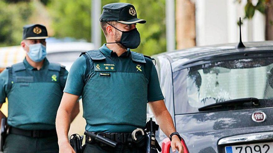 Dos agentes de la Guardia Civil, en una imagen de archivo.