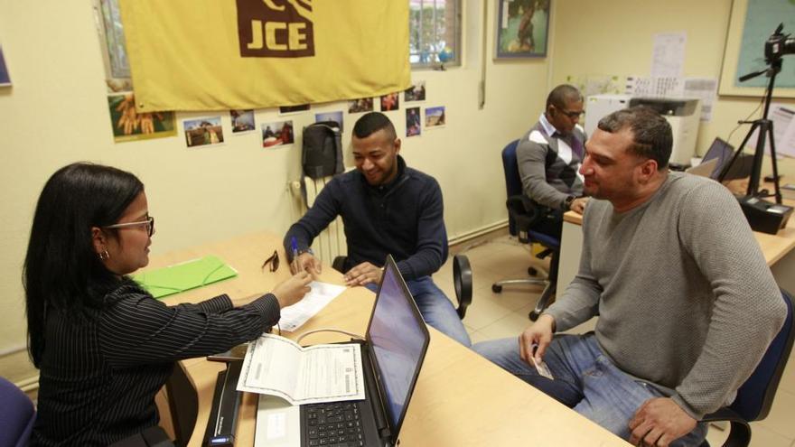 Junior Perdono y Mairene Castillo atienden a Lizandro Arturo y Deivis Alexander Miranda en la Oficina de Ventanieles.