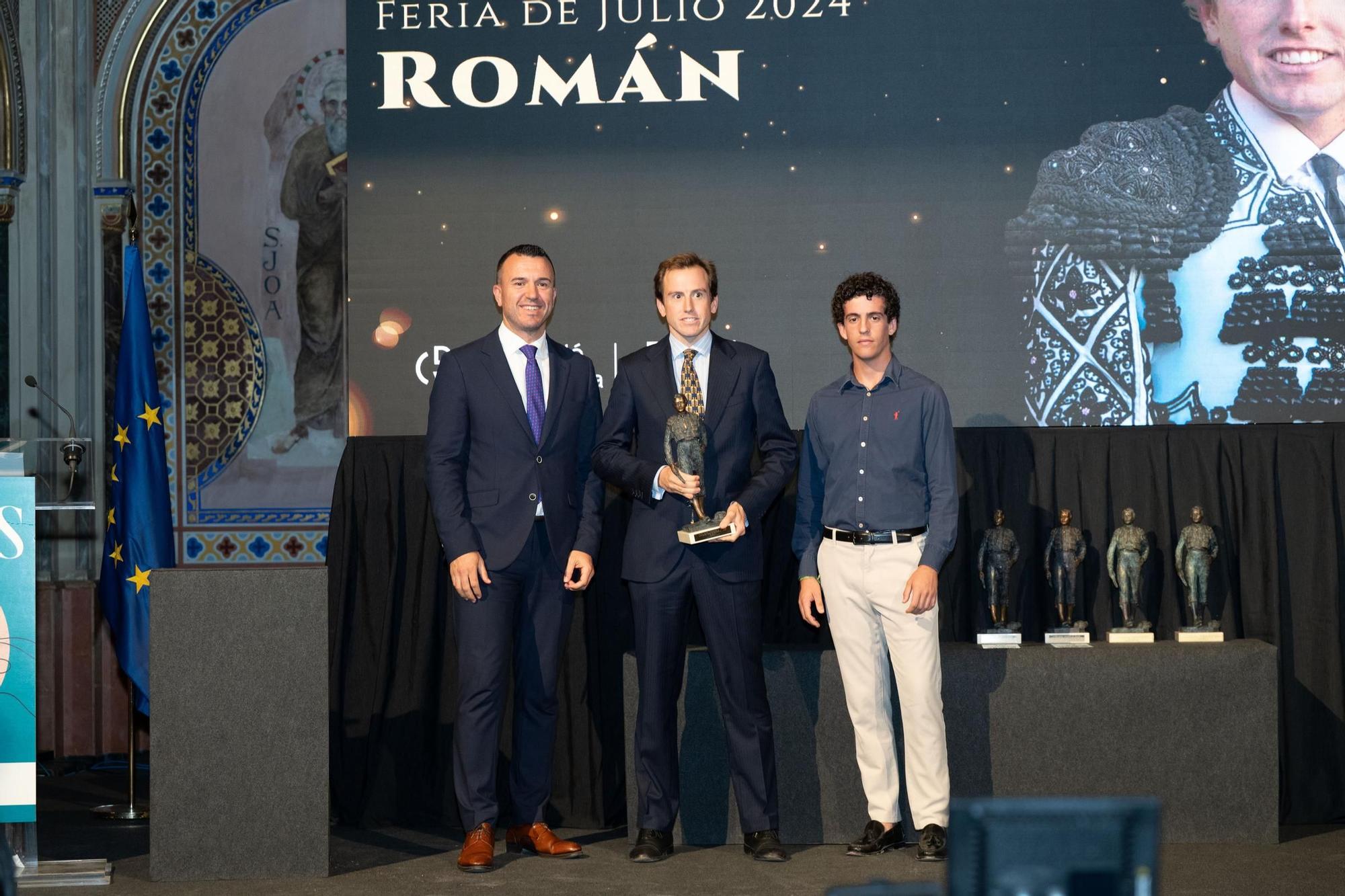 La gala de los premios taurinos de la Diputación de Valencia con Roca Rey, en imágenes