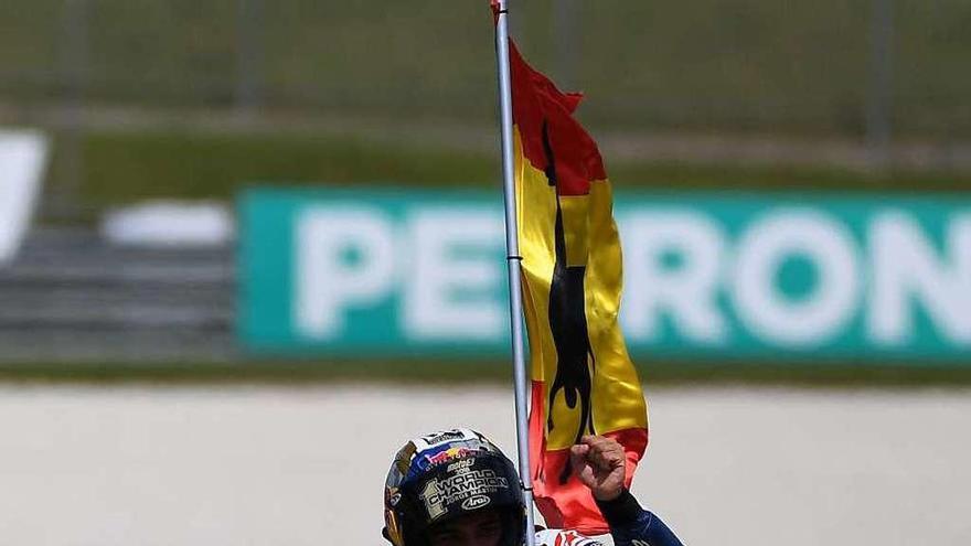 Jorge Martín ondea la bandera española después de proclamarse campeón del mundo de Moto3.