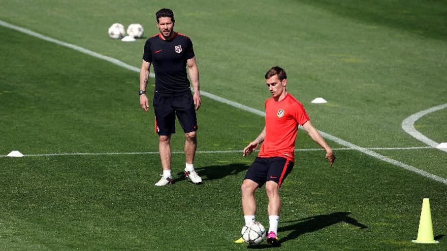 Diego Simeone observa a su goleador, Griezmann, en el ensayo de ayer.