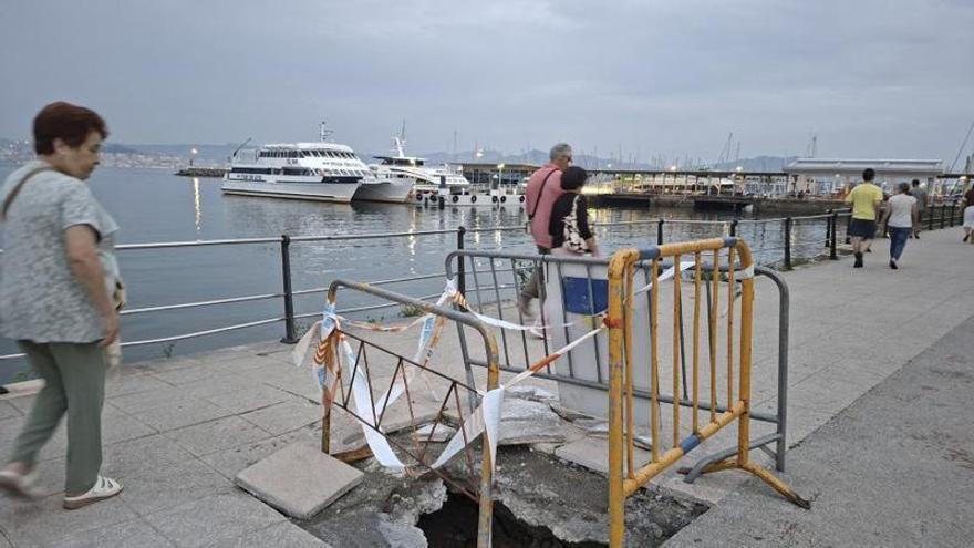 Un grande y profundo socavón preside el paseo del frente marítimo de Cangas