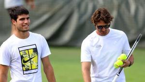 Alcaraz y Ferrero, en un entrenamiento en Wimbledon.