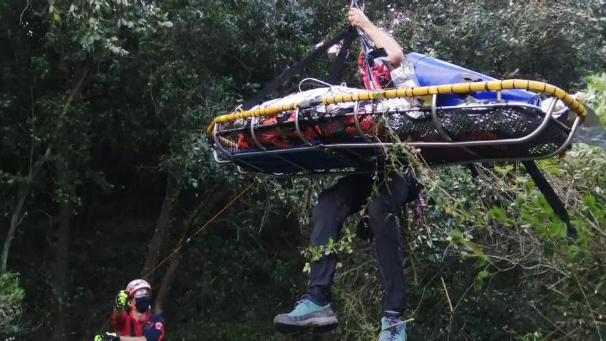 L&#039;home en el moment de ser evacuat del punt on ha caigut