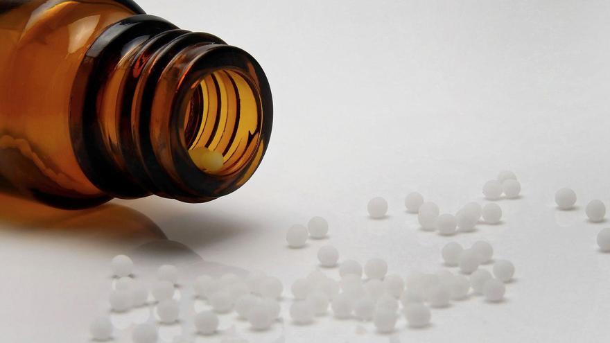 Bote y pastillas de homeopatía.